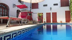 Piscina al aire libre, sombrillas, tumbonas