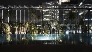 Una piscina al aire libre, una piscina en la azotea, sombrillas