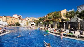 3 piscinas al aire libre, sombrillas, tumbonas
