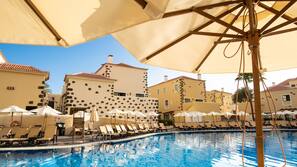3 piscinas al aire libre, sombrillas, tumbonas