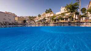 3 piscinas al aire libre, sombrillas, tumbonas