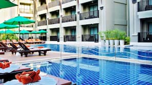 2 สระว่ายน้ำกลางแจ้ง เปิด 10:00 น. ถึง 19:00 น., ร่มริมสระว่ายน้ำ