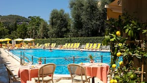 Piscine extérieure, parasols de plage, chaises longues