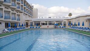 Indoor pool, 2 outdoor pools