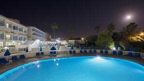 Indoor pool, 2 outdoor pools