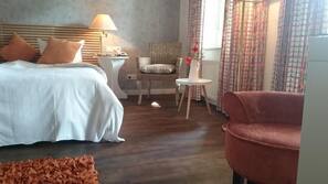 Zimmersafe, Schreibtisch, kostenlose Babybetten, kostenloses WLAN