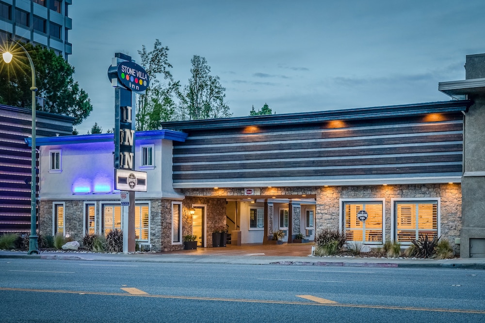 Front of property - evening/night, Stone Villa Inn