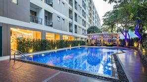 Outdoor pool, pool loungers