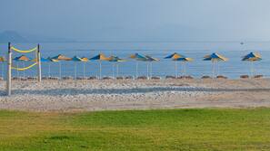 Privatstrand, Liegestühle, Sonnenschirme
