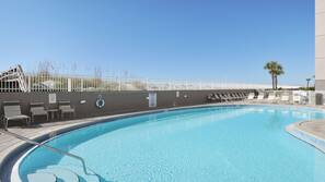 Piscina all'aperto, lettini