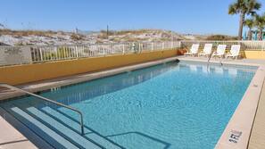 Piscina all'aperto, lettini