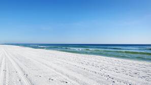 Sulla spiaggia, sabbia bianca