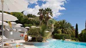 Piscine extérieure (ouverte en saison), parasols de plage