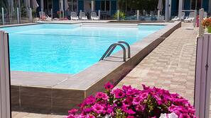 Piscina all'aperto, ombrelloni da piscina, lettini