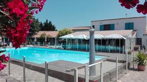 Piscina all'aperto, ombrelloni da piscina, lettini