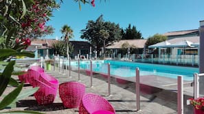 Piscina all'aperto, ombrelloni da piscina, lettini