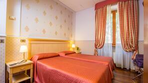 Minibar, una cassaforte in camera, una scrivania, ferro/asse da stiro