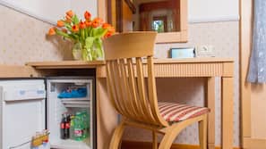 Minibar, una cassaforte in camera, una scrivania, ferro/asse da stiro