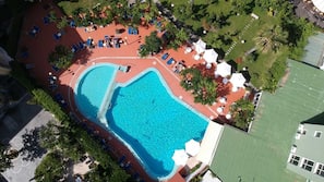 Piscine extérieure, parasols de plage, chaises longues