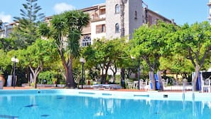 Piscine extérieure, parasols de plage, chaises longues