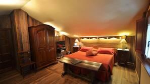Minibar, coffre-forts dans les chambres, bureau, rideaux occultants
