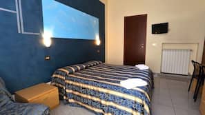 Een minibar, een kluis op de kamer, individueel gemeubileerd, een bureau
