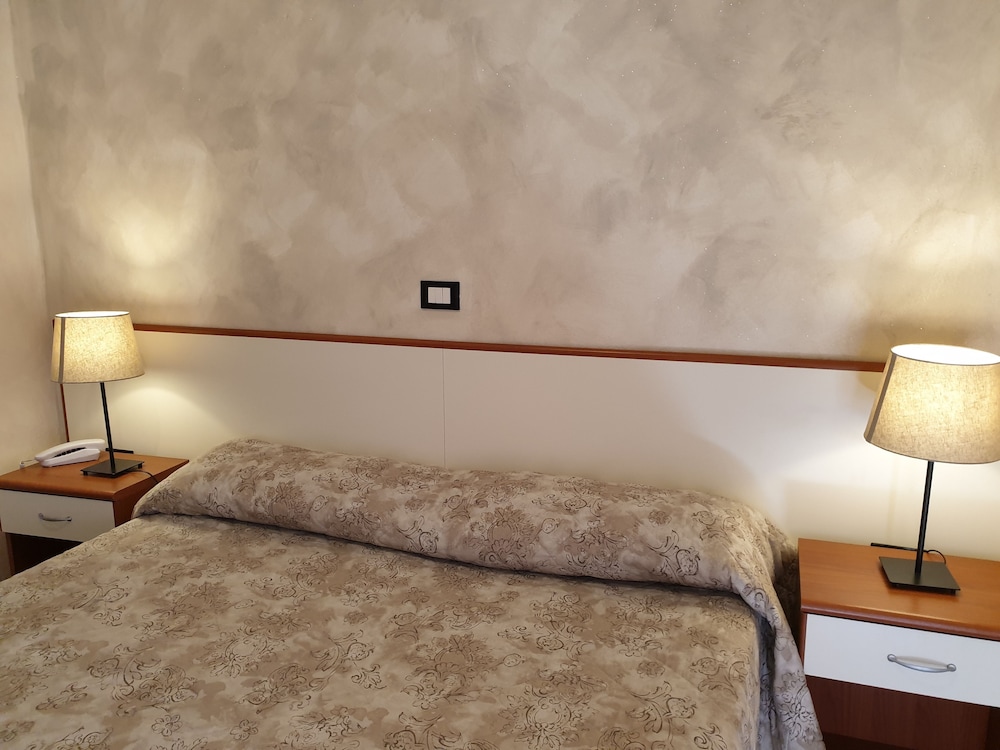 Гостиница ричи. Гостиница ричи. Ричи отель номера. Видео рестораны риччоне италия. Отель риччи.