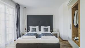 Hochwertige Bettwaren, Minibar, Zimmersafe, Schreibtisch