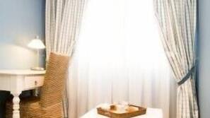 Betten mit Memory-Foam-Matratzen, Zimmersafe, Schreibtisch