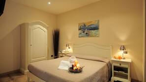 Betten mit Memory-Foam-Matratzen, Zimmersafe, Schreibtisch