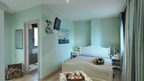 Betten mit Memory-Foam-Matratzen, Zimmersafe, Schreibtisch