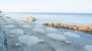 Spiaggia privata, sabbia bianca, lettini da mare, teli da spiaggia