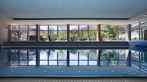 Piscina coperta, lettini