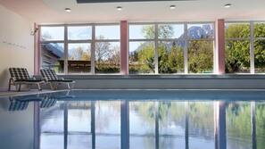Piscina coperta, lettini