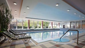 Piscina coperta, lettini