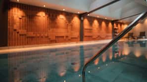 Piscina coperta, piscina all'aperto, ombrelloni da piscina, lettini