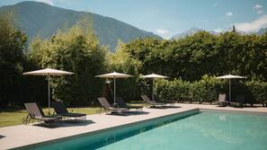 Piscina coperta, piscina all'aperto, ombrelloni da piscina, lettini