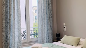 Una cassaforte in camera, una scrivania, insonorizzazione