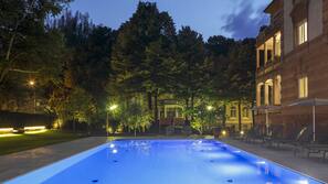 Piscina stagionale all'aperto, ombrelloni da piscina, lettini