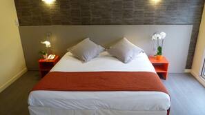 Minibar, coffre-forts dans les chambres, bureau, rideaux occultants