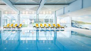 Innenpool, geöffnet von 07:00 Uhr bis 21:00 Uhr, Liegestühle