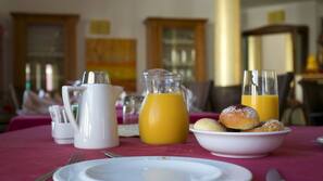 Lenzuola Frette, materassi a doppio strato, minibar