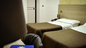 Minibar, una cassaforte in camera, una scrivania, ferro/asse da stiro
