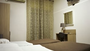 Minibar, una cassaforte in camera, una scrivania, ferro/asse da stiro