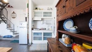 Grand réfrigérateur, micro-ondes, fourneau de cuisine