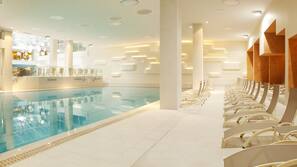 2 piscine coperte, piscina stagionale all'aperto