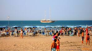 En privat strand, gratis strandhytter, liggestole, parasoller