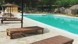 Piscine extérieure (ouverte en saison), parasols de plage