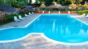 Piscine extérieure (ouverte en saison), parasols de plage