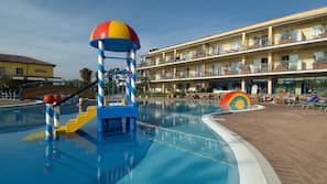 Indoor pool, 7 outdoor pools, pool umbrellas, pool loungers